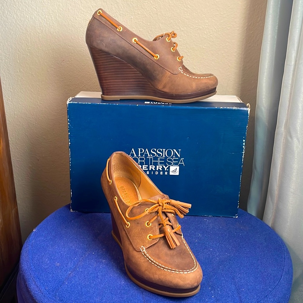 Like NEW! Sperry Seabourn Brown Distressed women’s size 9.5 w/ original box